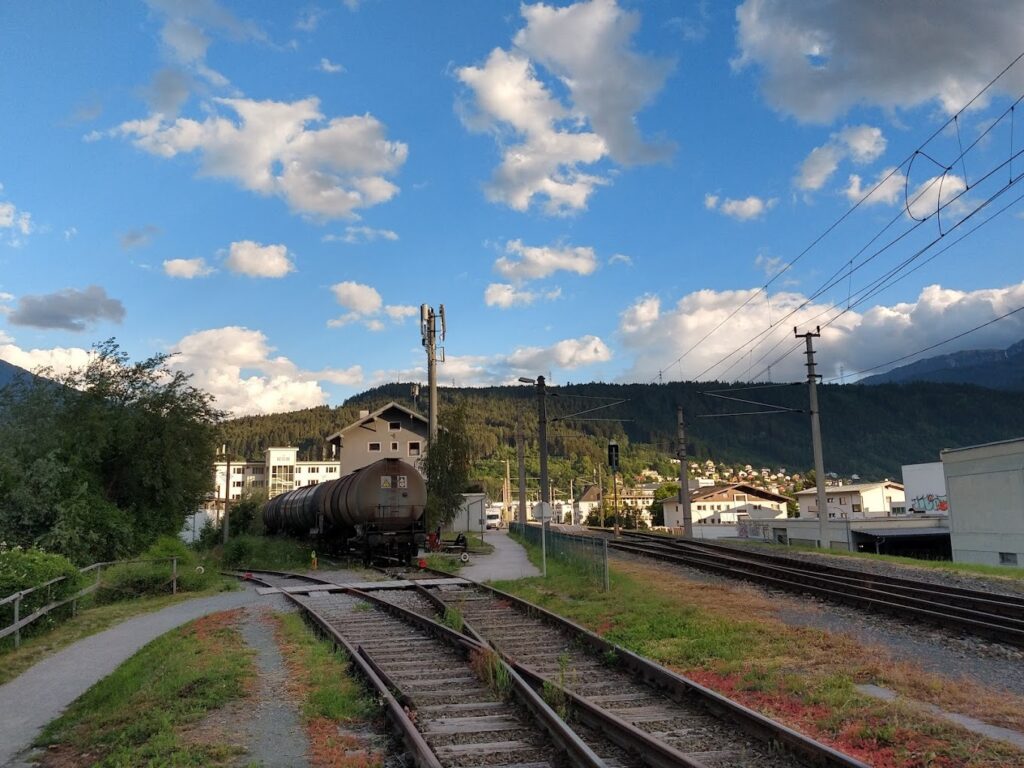 Tracks leading behind the Innsbruck Hötting station and down to a warehouse area branching off the mainline. Few tank cars waiting on one of the sidetracks by a pumpstation